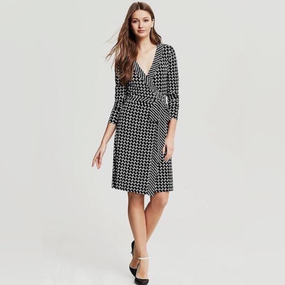 Black & White Print, Long Sleeve Wrap midi Dress. Fits Small & Medium